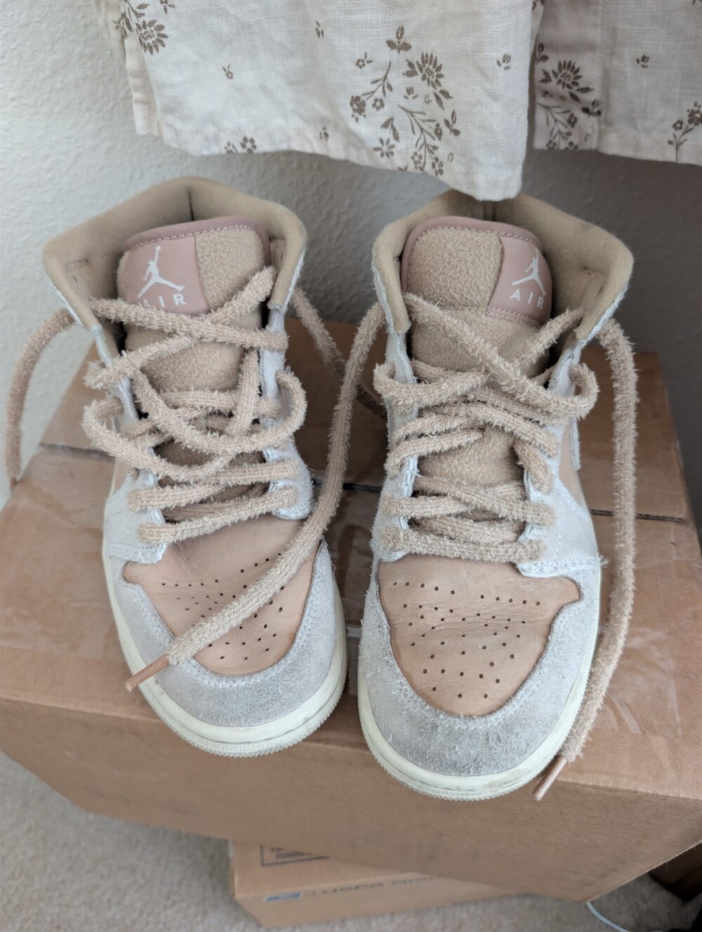 Nike Air Jordan 1 Mid SE "Cozy Girl"